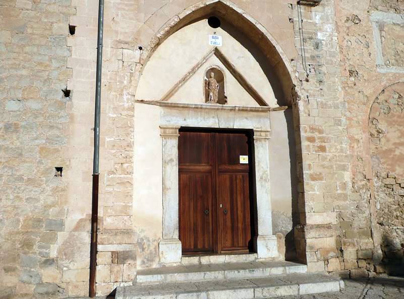 Entrada a la iglesia de San Lorenzo de Selva en Mallorca